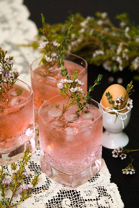 These pink gin and tonics are perfect for a baby or bridal shower, elegant brunch or any time you just want to feel a little lady-like. #cocktails, #babyshower, #bridalshower, #summercocktails, #brunchcocktails, #pink via @shekeepsalovelyhome Tonic Cocktails, Easter Cocktails, Pink Cocktails, Pink Gin, Brunch Cocktails, Munnar, Fancy Drinks, Pretty Drinks, Gin Tonic