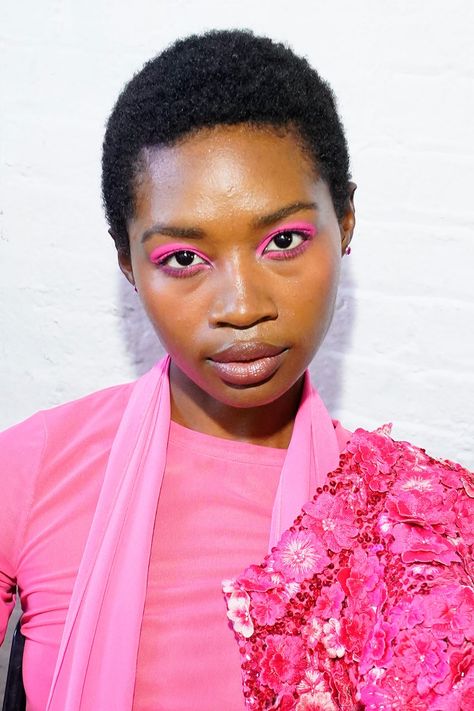 2023 Makeup Trends, Wet Look Hair, 2023 Makeup, Soft Smokey Eye, Fashion Runway Show, Dark Eyeshadow, Glamour Uk, Runway Makeup, Colorful Eye Makeup