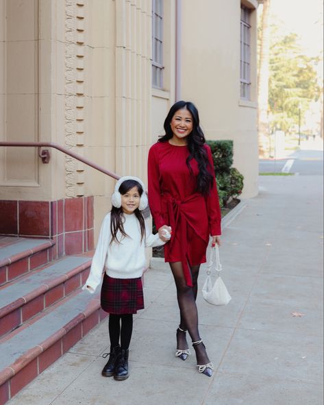 Mom and daughter outfit ideas Mother Daughter Photoshoot Christmas, Mom Style Winter, Outfit Ideas Holiday, Thanksgiving Dinner Outfit, Mother Daughter Photoshoot, Matching Christmas Outfits, Outfit Ideas Winter, Mom Daughter Outfits, Christmas Outfit Ideas