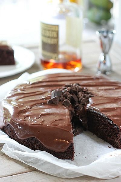 Double Chocolate Whiskey Cake with Whiskey Ganache Chocolate Whiskey Cake, Whiskey Cake, Diy Easy Recipes, Boozy Desserts, Bowl Cake, Savoury Cake, Double Chocolate, Let Them Eat Cake, Clean Eating Snacks