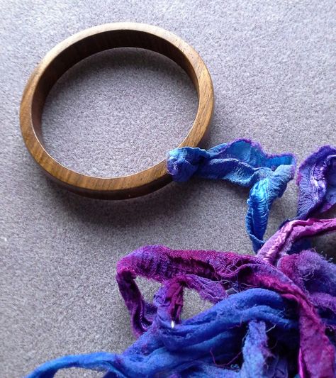 Sari Ribbon Jewelry, Silk Ribbon Jewelry, Sari Silk Jewelry, Cuff Bracelets Diy, Ribbon Projects, Silk Bangles, Silk Bracelet, Silk Jewelry, Fabric Bracelets