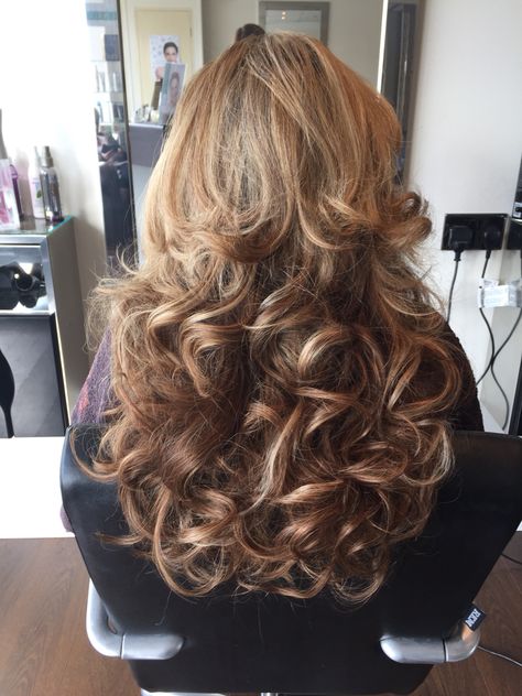 More gorgeous hair by us at Eye Candy ❤️ Hair Flipped Out On Ends, Big Fluffy Curls, Hair Cuts For Medium Hair, Cuts For Medium Hair, Hairstyles Cute And Easy, Medium Length Hair Color, Cute And Easy Hairstyles, Vacation Hairstyles, Hairstyles For Layered Hair