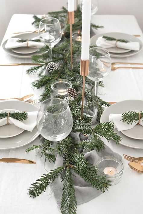 modern christmas table Christmas Table Green, Green Christmas Table Decor, Green Christmas Table, Modern Jul, Winter Table Decorations, Gift Ide, Tafel Decor, Christmas Dining Table, Christmas Dinner Table