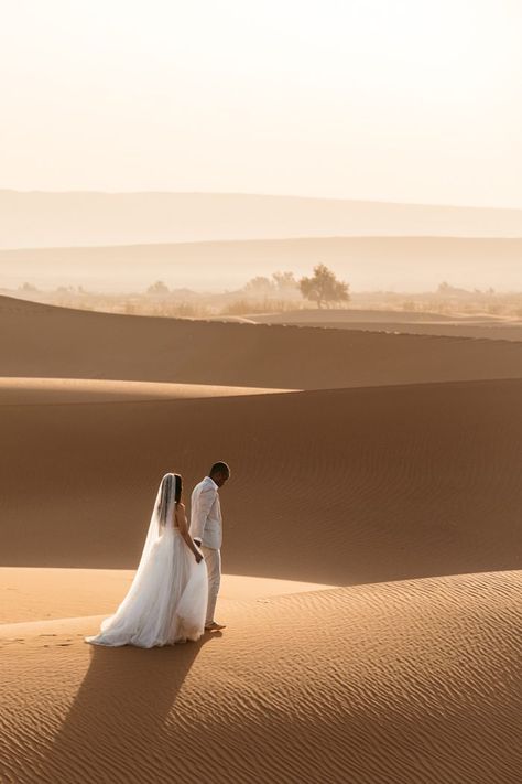 You'll be itching for your next adventure after seeing this incredibly romantic Moroccan wedding | Image by Madly Studio Dubai Wedding Photography, Sahara Desert Wedding, Wedding Desert Photoshoot, Desert Wedding Photoshoot, Dune Wedding, Prewed Outdoor, Desert Wedding Ideas, Sand Dunes Elopement, Morocco Wedding