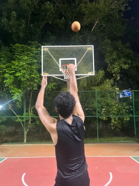 Basketball Guys High Schools, Basketball Guy Aesthetic, Basketball Boys Aesthetic, College Basketball Aesthetic, Basketball Boy Aesthetic, Basketball Boyfriend Aesthetic, Streetball Aesthetic, Guy Playing Basketball, Playing Basketball Aesthetic