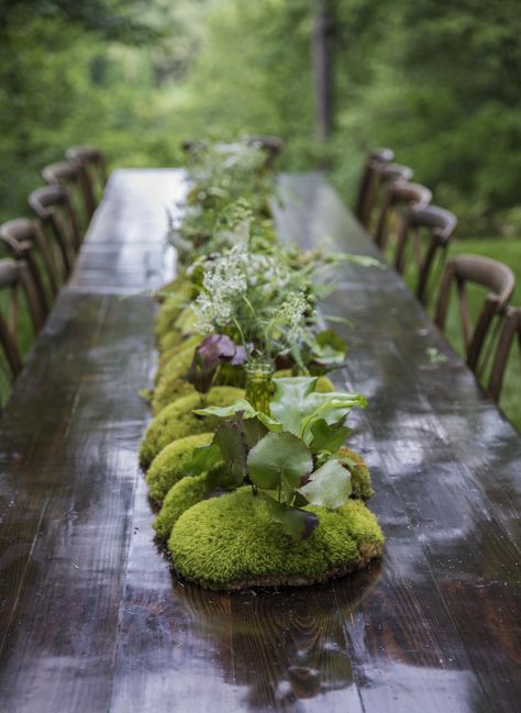 Real Sustainable Wedding Inspiration - htttp://128southevents.com/sustainably-green-with-envy Moss Tablescape, Moss Wedding Table, Moss Green Wedding, Marigold Wedding, Moss Wedding, Outdoor Dinner Parties, Floral Installations, Beautiful Tablescapes, Ikebana Flower Arrangement