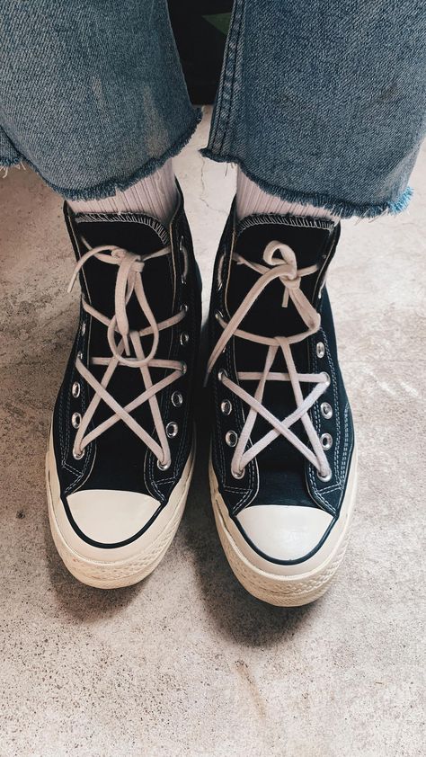 Laces Ideas, Star Shoelaces, Converse Black Laces, Star Shoe Laces, Lace Converse, Converse Star Laces, How To Lace Converse High Tops, Star Laces Converse Tutorial, Star Shoe Lace Pattern