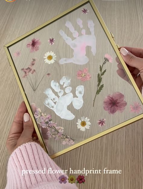 Aesthetic Christmas Decor, Baby Art Crafts, Handprint Gifts, Baby Art Projects, Baby Handprint, Toddler Arts And Crafts, Diy Bebe, Office Decorations, Ideas For Easter Decorations