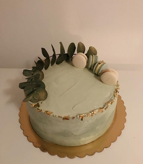 Carrot cake 💚 . . . . . #carrotcake #carrot #eucalyptus #macarons #goldfoil #goldtouch #cakedecorating #cake #cakesofinstagram #cakestagram…” Cupcake With Eucalyptus, Cake Eucalyptus, Eucalyptus Cake, Eucalyptus Birthday Cake, Eucalyptus On Cake, Green Sprinkle Cake, Touch Of Gold, Carrot Cake, Yummy Cakes