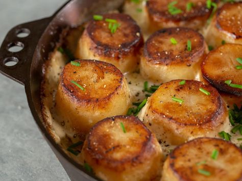 This fun take on scalloped potatoes is so delicious you’ll want to tell all your friends about it. The potatoes are wonderfully browned on the top, but perfectly tender and creamy on the inside. Combining butter and oil gives the potatoes a nice flavor and also helps prevent them from burning. For best results, use potatoes that are all the same size. Slightly larger potatoes work best, since you can trim them down to the right size. You want the potatoes to brown without burning the butter, so Scallop Potatoes, Scalloped Potatoes Recipe, Scalloped Potato Recipes, Potato Sides, Potato Side Dishes, Scalloped Potatoes, Potatoes Recipe, Potato Dishes, Cast Iron Skillet