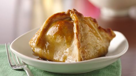 You can’t go wrong with a classic Betty Crocker recipe, and this one is no exception. This timeless dessert is the epitome of fall—homemade flaky pastry is wrapped around a hot and bubbly apple and a warm brown sugar glaze is poured on top for an extra sweet finish. While these dumplings are sublime on their own, we wouldn’t be opposed to eating these crispy apple treats with a scoop of vanilla ice cream! Peach Dumplings, Apple Dumpling Recipe, Apple Treat, Betty Crocker Recipes, Vegetarian Bake, Apple Dumplings, Dumpling Recipe, Flaky Pastry, Glass Baking Dish