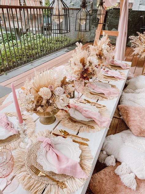 Christening Table Decorations, Pink Boho Wedding, Pink Table Decorations, Boho Tablescape, Pink Tablescape, Blush Bridal Showers, Boho Birthday Party, Deco Champetre, Baby Shower Table Decorations