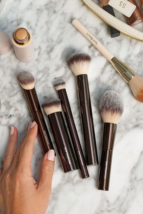 Hourglass Makeup Aesthetic, Make Up Brushes Aesthetic, Makeup Brush Aesthetic, Aesthetic Makeup Brushes, Good Makeup Brushes Set, Makeup Content Ideas, Brown Makeup Products, Makeup Brushes Aesthetic, Brushes Aesthetic