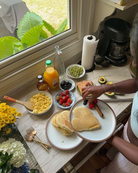 a cozy cabin weekend with the girls is always a good idea 💐💛 Cabin Trip Food Ideas, Cabin Vibes Aesthetic, Girls Cabin Trip Ideas, Getaway Cabin Aesthetic, Cabin Vacation Aesthetic, Friends Cabin Trip, Cabin Getaway Aesthetic, Girls Weekend Aesthetic, Girls Cabin Weekend Ideas