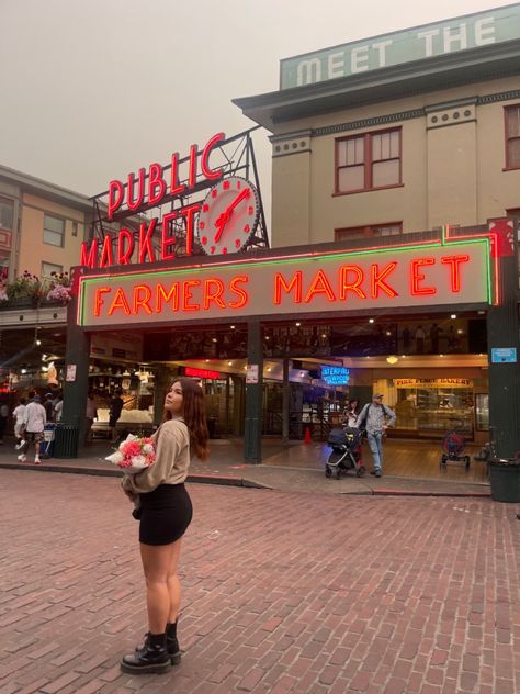 cute flower prop for only $10 at public market 🤍 Pike Place Market Seattle Photography, Pike Place Market Outfit, Seattle Summer Outfit Ideas, Seattle Pictures, 50 States Travel, Rainy Photos, Usa Life, Seattle Trip, Pike Place Market Seattle