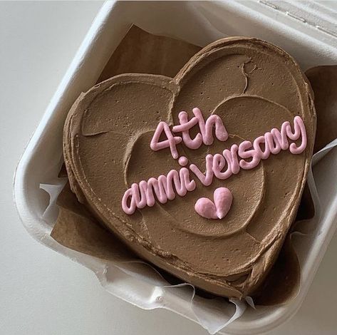 4th Anniversary Cake, Bento Cake Anniversary, Aniversary Cakes Designs, Design Kue, Anniversary Cake Aesthetic, Chocolate Anniversary Cake, Simple Anniversary Cakes, 1st Anniversary Cake, Birthday Cake For Boyfriend