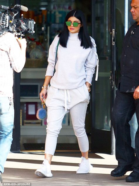 Co-ord queen: The youngest member of the Kardashian-Jenner clan's two-piece comprised white-grey harem-style jogging bottoms and a matching high-neck jumper Stylizacje Kylie Jenner, How To Wear Sweatpants, Kylie Jenner Street Style, Baggy Tracksuit, Trajes Kylie Jenner, Estilo Kylie Jenner, Kylie Jenner Look, Girls Day, Pull Oversize