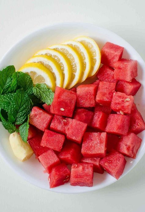 Stay hydrated with this refreshing fresh watermelon detox water. Contains all the goodness from fresh watermelon and lemon etc. A sugar-free healthy drink! | #watchwhatueat #infusedwater #detoxwater Best Fruit To Eat, Watermelon Detox Water, Sugar Detox Cleanse, Best Fruits To Eat, Water With Lemon, Detox Water Fat Burning, Sugar Free Drinks, Juice Cleanse Recipes, Mexican Breakfast Recipes