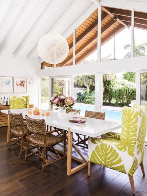 Bright, open coastal dining space with fun textures and patterns Man Home Decor, Chic Beach House, Beach House Interior Design, Tropical Home Decor, Home Beach, Beach House Interior, Beach House Design, Beach Cottage Style, Summer Getaway