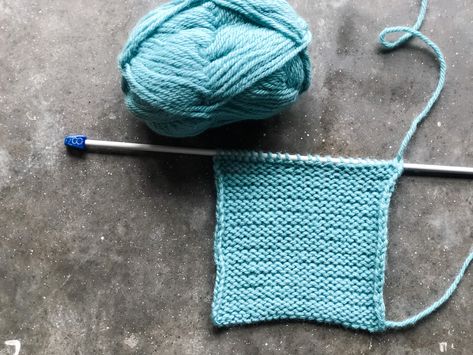 Perfect stitches - 5 tips for knitting even tension Knitting Tips, Purl Stitch, Knit In The Round, Knitting Stitches, Knitting Projects, Diy Sewing, You Can Do, Knit Crochet, Yarn