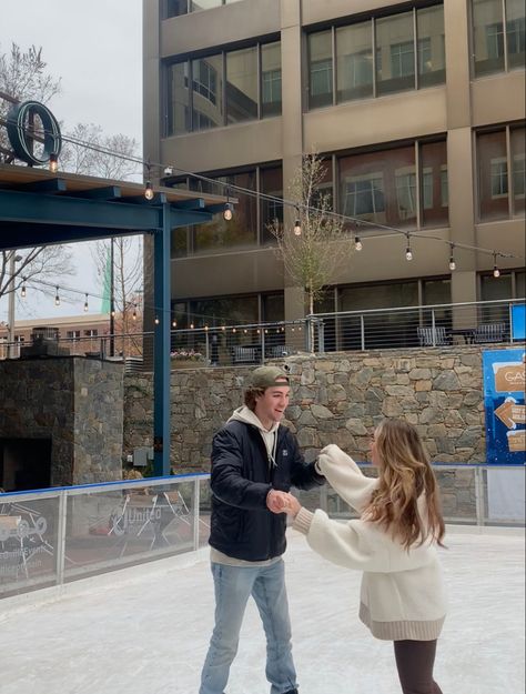 Skating Date Outfit, Ice Skating Pics, Guy Ice Skating Aesthetic, Ice Skating Aesthetic Couple, Ice Skating Couple, Couples Ice Skating, Family Ice Skating Aesthetic, Ice Skating Couple Aesthetic, Ice Skating With Boyfriend