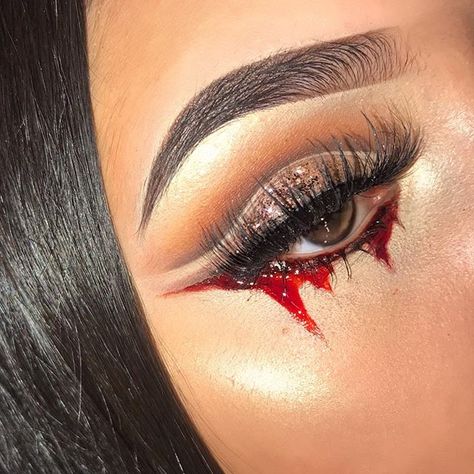 Vampier Make-up Halloween, Blood Eye Makeup, Blood Eyeliner, Halloween Blood Makeup, Halloween Makeup Blood, Devil Makeup Halloween, Maquillage Halloween Simple, Blood Makeup, Demon Makeup