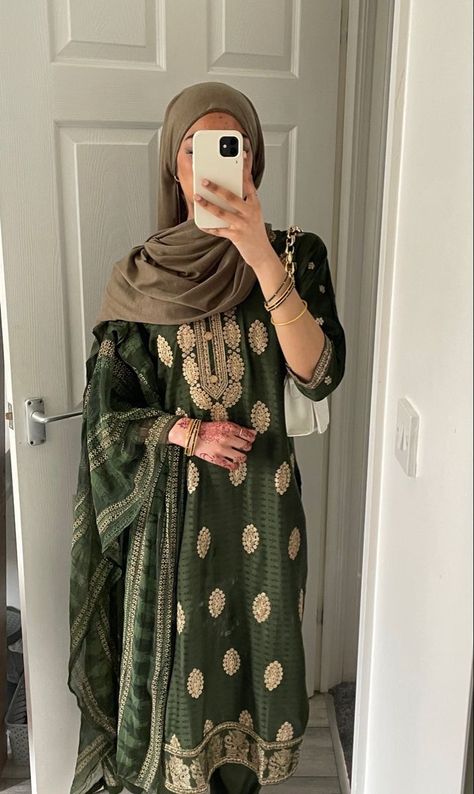 Hijab And Desi Clothes, Modest Desi Clothes, Everyday Pakistani Outfits, Henna Outfits Dresses, Traditional Hijab Outfit, Desi Muslim Outfit, Pakistani Clothes With Hijab, Modest Desi Outfits, Desi Fits With Hijab