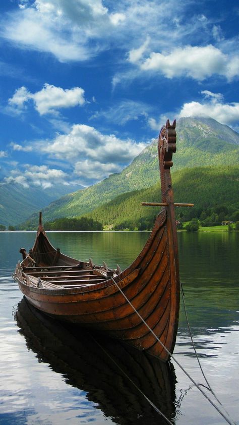 Barco Viking, Viking Ancestry, Viking Longship, Viking Books, Viking Village, Old Sailing Ships, Viking Life, Cool Boats, Viking Ship