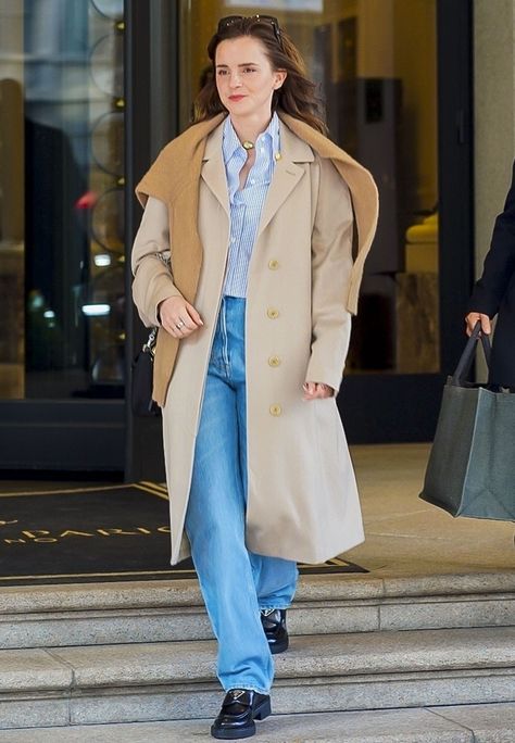 Emma Watson Found the British-Girl Way to Wear Baggy Jeans | Who What Wear British Style Women Outfits, Emma Watson Outfits, Unique Rave Outfits, Emma Watson Style, British Women, British Outfits, Long Jeans, Trench Coats Women, Rave Outfits