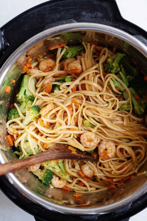 This shrimp lo mein is so easy and super quick, thanks to the Instant Pot! Everything cooks together, even the pasta! #instantpot #shrimp Instant Pot Lo Mein, Mac And Cheese Instant Pot, Instant Pot Seafood, Shrimp Lo Mein, Instant Pot Pasta Recipes, Instant Pot Shrimp, Instant Pot Mac And Cheese, Pot Pasta Recipes, Bruschetta Chicken Pasta