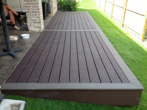 Simple two tone composite deck Shady Patio, Grill Deck, Terrasse Design, Floating Deck, Patio Deck Designs, Wooden Deck, Deck Designs Backyard, Trex Deck, Diy Deck