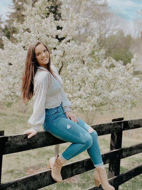 Senior Tree Poses, Playground Photo Shoot, Teen Girl Photoshooting Ideas Fall, Outdoor Senior Pictures Tree, Senior Photos Chair In Field, Spring Pics, 16 Photoshoot, Single Poses, Senior Girl Flower Field