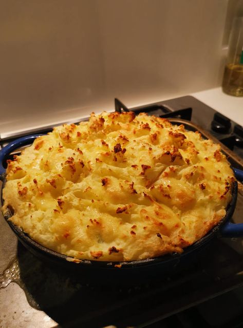 Chicken Bacon and Leek Cottage Pie - Pinch Of Nom Chicken Bacon And Leek Cottage Pie, Chicken Leek Pie Recipe, Chicken Bacon And Leek Pie, Chicken Leek And Bacon Pie, Chicken And Bacon Pie, Chicken Leek Pie, British Recipes Traditional, Recipetineats Recipes, Chicken Cottage Pie