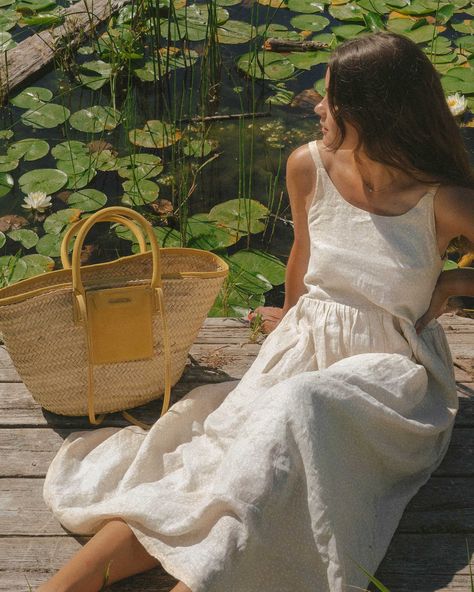 Dresses for Warm Weather: lightweight linen dress — Sarah Christine Sarah Christine, Sarah Butler, Rome Outfits, Farm Dress, Cottagecore Outfits, Honeymoon Outfits, Summer Vacation Outfits, Linen Fashion, Straw Tote Bag