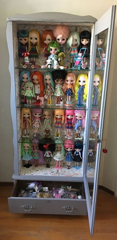 Dolly shelf Blythe Blythe Doll Display, Doll Shelf Display, Blythe Display, Doll Shelf, Doll Storage, Doll Museum, Shadow Box Art, Museum Displays, Doll Display