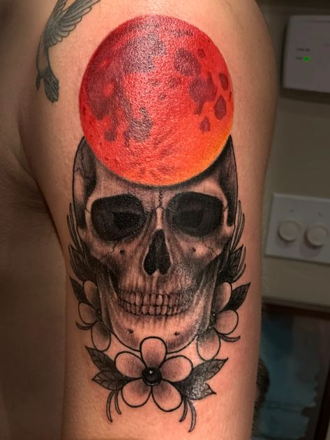 Moon Tattoo Black, Blood Moon Tattoo, Red Moon Tattoo, Tattoo Black Women, Moon Tattoo Ideas, Blood Red Moon, Cobra Tattoo, Tattoo Moon, Galaxy Tattoo