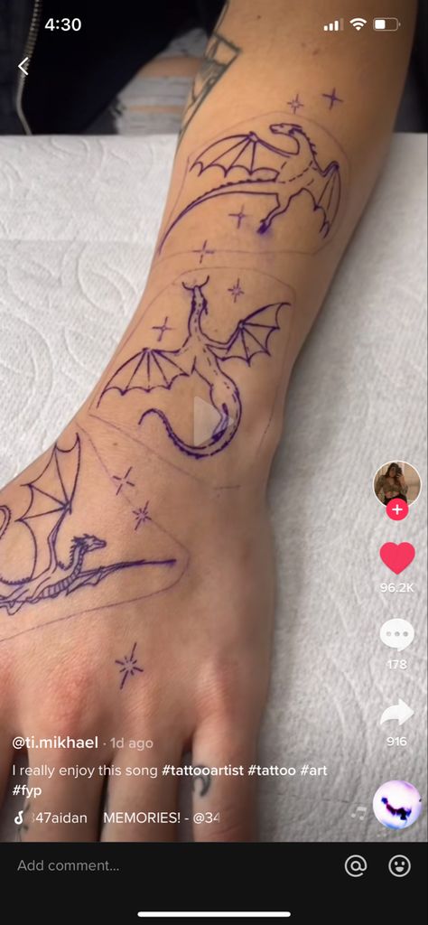 Wings Of Fire Tattoo, Dragon Tattoo On Hand, Tog Wyvern Tattoo, Bookish Dragon Tattoo, Fantasy Hand Tattoo, Wyvern Tattoo For Women, Dragon Wing Tattoo, Fourth Wing Nails, Dragon Wings Tattoo