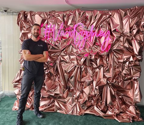 Foil Photo Backdrop, Foil Wall Backdrop, Tin Foil Backdrop, Foil Backdrop Ideas, Foil Backdrop Photoshoot, Birthday Party Photo Wall, Mylar Backdrop, Cheap Backdrop Ideas, Foil Backdrop