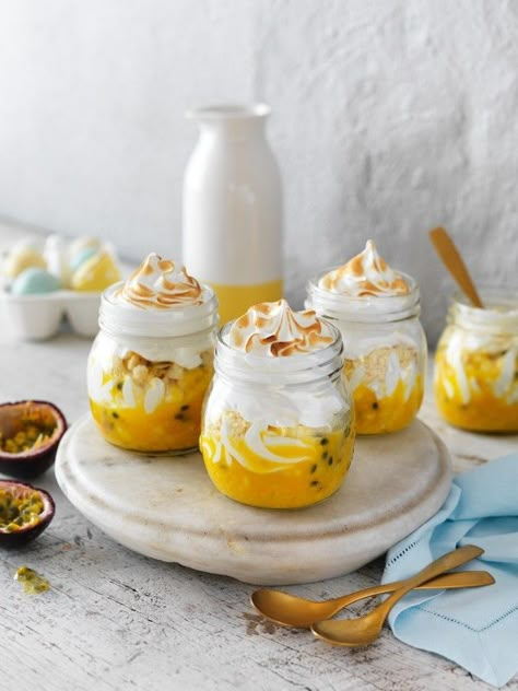 Coconut Meringue, Passionfruit Curd, Passion Fruit Curd, Meals In A Jar, Dessert Dishes, Köstliche Desserts, Puddings, Passion Fruit, Pavlova