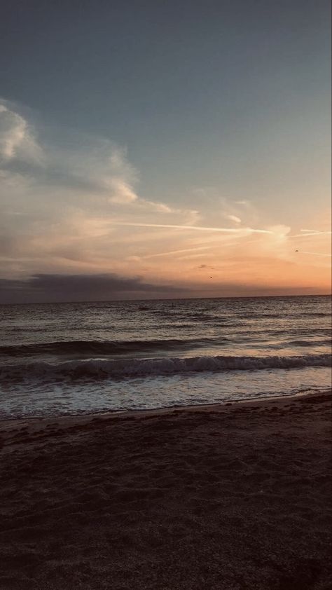 Sea Aethstetic, Beach Aethstetic, City Lights At Night, Witty Instagram Captions, Apple Wallpaper Iphone, Sky Photos, Diy Art Painting, Nature Aesthetic, New Wallpaper