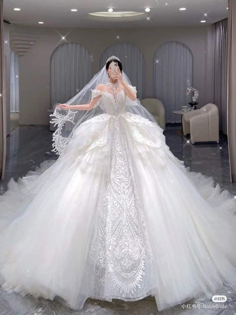 Meme Disney, Wedding Dresses Korean, Korean Wedding Dress, Extravagant Wedding Dresses, Big Wedding Dresses, Chinese Wedding Dress, Wedding Dresses Princess Ballgown, Sparkly Wedding Dress, Wedding Dress Flowy