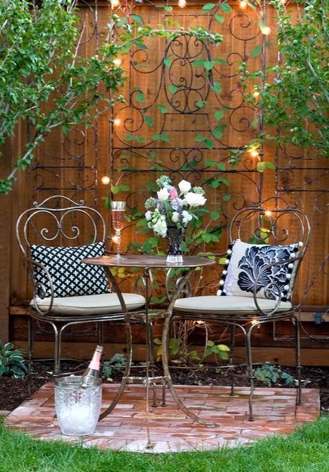 Bistro Patio Set, Garden Sitting Areas, Garden Nook, Small Courtyard Gardens, Outdoor Dining Spaces, Small Backyard Gardens, Brick Patios, Garden Yard Ideas, Design Garden