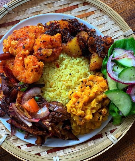 Kerala Meals, Srilankan Food, Dhal Curry, Fried Prawns, Delicious Food Image, Holistic Recipes, Sri Lankan Recipes, Yellow Rice, Food Fantasy