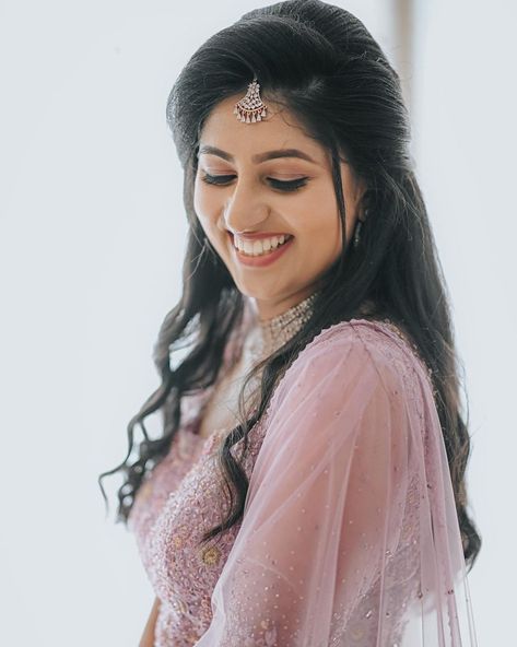 Hairstyle For Frock Indian, Front Hairstyle For Reception, Hair Styles For Reception On Lehenga, Reception Hairstyle For Lehenga, Front Hairstyle For Bride, Hairstyle For Reception Bridal, Side Partition Hairstyles Indian Wedding, Wedding Bride Makeup Natural, Free Hair Hairstyles For Lehenga