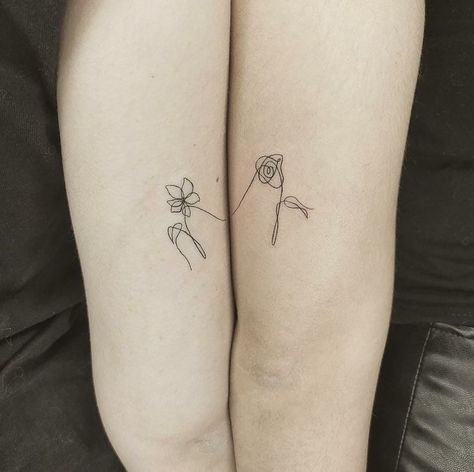 Sister Line Tattoos, Bts Matching Tattoos, Tiny Sister Tattoos, Bts Love Yourself Tattoo, Tiny Best Friend Tattoos, Tattoo Love Yourself, Distance Tattoos, Sis Tattoo, Tattoo Amigas