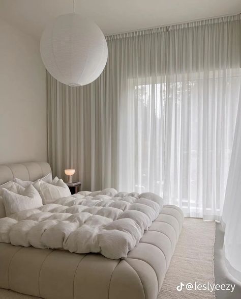 White Room Decor, White Bed, Cozy Room Decor, Room Makeover Bedroom, Room Makeover Inspiration, Decor Home Living Room, Apartment Inspiration, Room Inspiration Bedroom, Room Ideas Bedroom