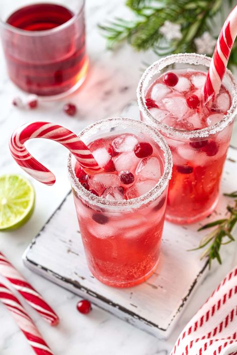 Peppermint Mocktail for the Holidays Gingerbread Mocktail, Peppermint Cocktails Christmas Drinks, Candy Cane Mocktail, Peppermint Mock Tail, Holiday Cocktails Peppermint, Xmas Cocktails, Christmas Mocktails, Holiday Mocktail, Mocktail Bar