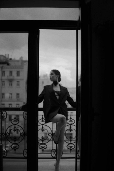 Urban Photography Portrait, Paris Balcony, Hotel Shoot, Hotel Photoshoot, Romantic Photoshoot, Pose Fotografi, Model Poses Photography, Fashion Photography Inspiration, Paris Photo