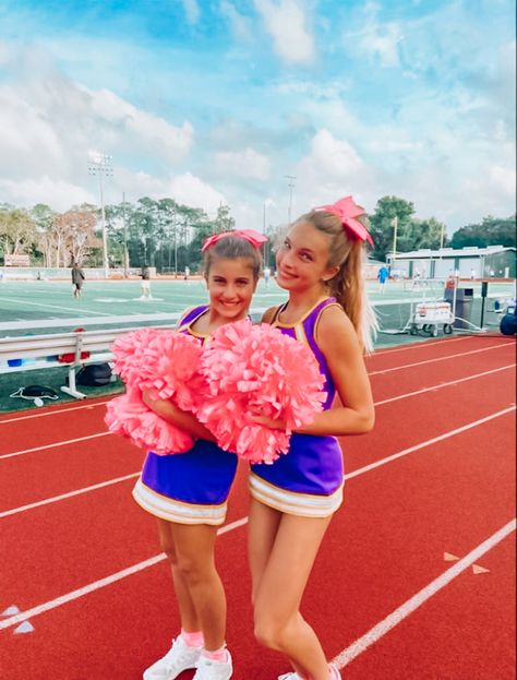 Bestie Photoshoot Ideas, Preppy Cheer, Preppy Besties, Bestie Photoshoot, 4th Of July Pics, Cheer Photo, Cheer Hacks, Hs Football, Cheer Pics