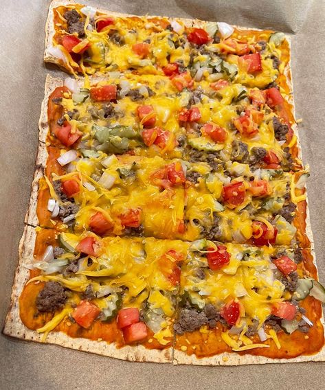 Weight Watchers Cheeseburger Pizza | WW Smart Recipes Cheeseburger Pizza Recipe, Ww Pizza, Pepperoni Pizza Casserole Recipe, 2 Ingredient Pizza Dough, Weight Watchers Pizza, Pizza Home, Ww Lunch, Cheeseburger Pizza, Pizza Pasta Bake